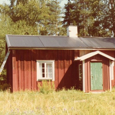 Foto: Sune Wendelsson. Ett foto från 1982 av Vinterskogstorp. Det ligger ovanför Knapptorp nära gränsen till Nora socken. Där bodde min Farfarsfar och hans hustru: Per Gustav och Johanna Pettersson 1870-1872.