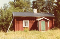 Foto: Sune Wendelsson. Ett foto från 1982 av Vinterskogstorp. Det ligger ovanför Knapptorp nära gränsen till Nora socken. Där bodde min Farfarsfar och hans hustru: Per Gustav och Johanna Pettersson 1870-1872.
